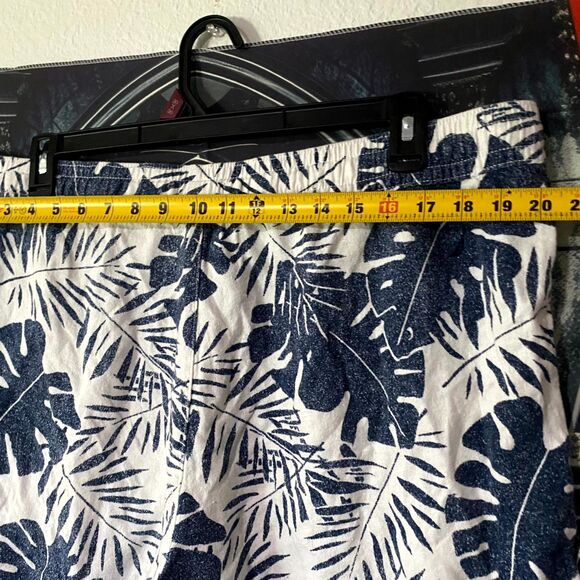 Nautica Shorts Women's White Tropical Botanical Resort Coastal Summer Vacation - Picture 4 of 4